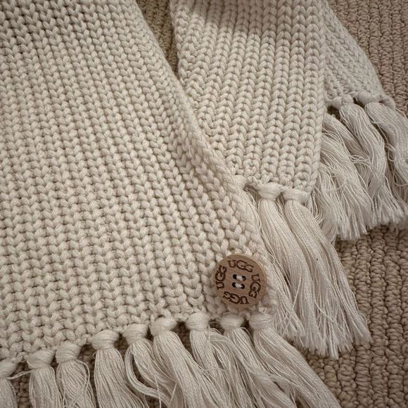 NWOT RARE UGG Women’s Chunky Knit Scarf with Fringe in Cream - Picture 5 of 8